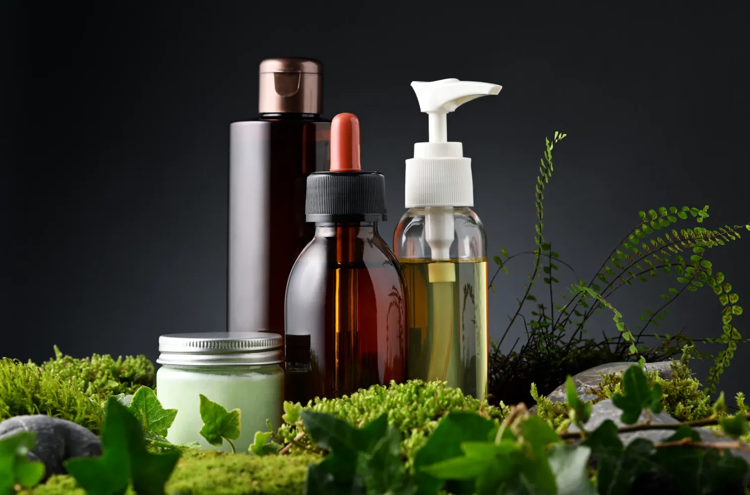 Aceites y sérums botánicos naturales entre helechos